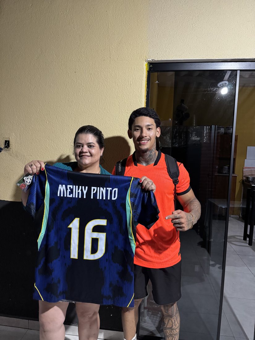 Cliente recebendo a camisa do Brasil away personalizada MEIKY PINTO 16