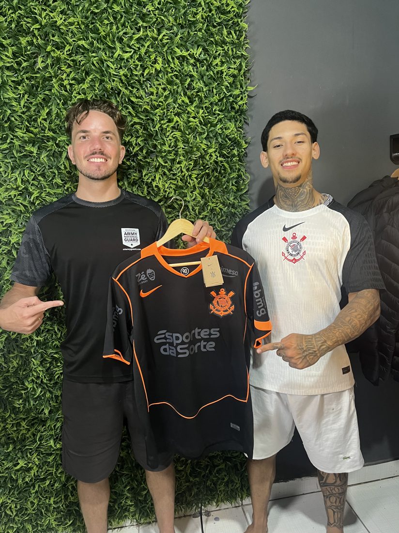Clientes com a camisa do Corinthians away Esportes da Sorte