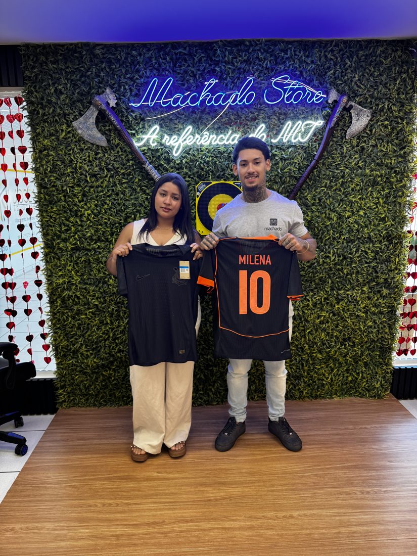 Cliente recebendo a camisa do Corinthians personalizada MILENA 10