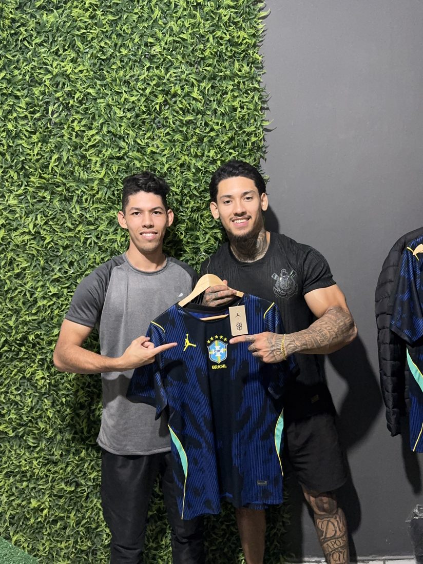 Clientes com a camisa do Brasil away azul 2025/26 com etiqueta
